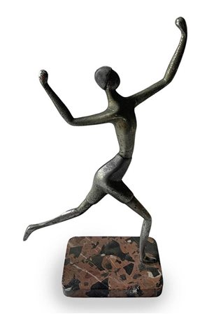 Scultura in metallo cromato raffigurante atleta stilizzato, produzione...