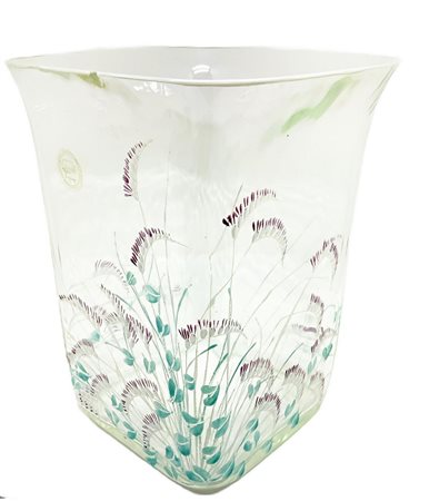 Vaso in vetro trasparente di forma rettangolare con decori floreali. Lieve...