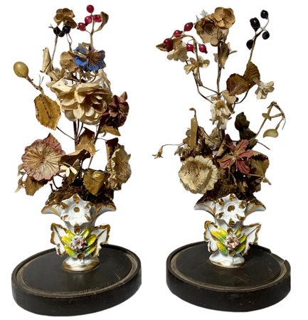 Coppia di decori floreali in vaso di porcellana Luigi Filippo in teca di...