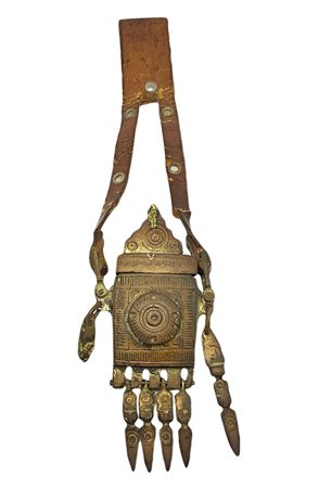 Amuleto contenitore in bronzo. Con accessorio in pelle. Cm 11