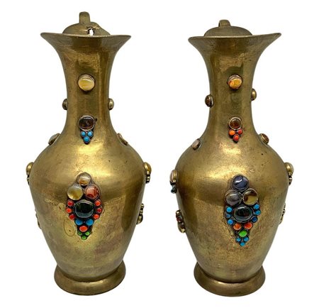 Coppia anfore dorate con pietre preziose. H cm 25