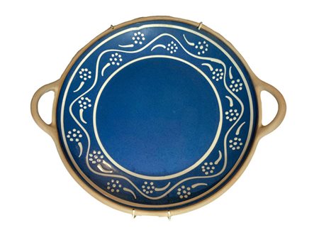 Scodella con manici, Tunisia. Decorata con fiori bianchi su sfondo azzurro....