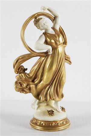 MANIFATTURA TEDESCA DEGLI INIZI DEL XX SECOLO Statuetta in porcellana. Cm...