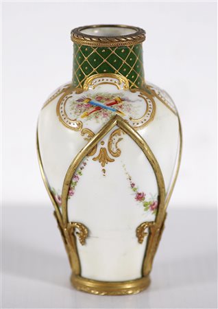 MANIFATTURA DI SEVRES Vasetto in porcellana con decorazioni ed applicazioni...