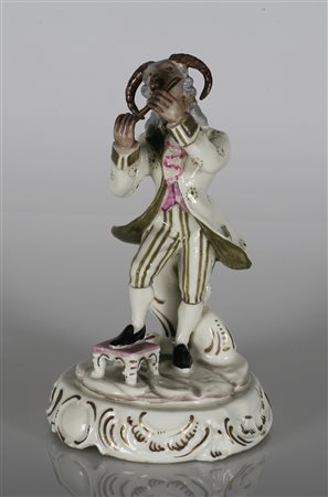 MANIFATTURA DI MEISSEN DEGLI INIZI DEL XX SECOLO Figura di uomo in maschera...