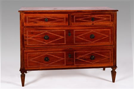 Cassettone a tre cassetti. Legno, noce con filettature in acero. Cm 56x122,5x54.