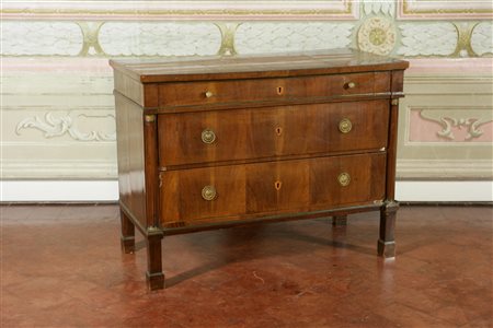 MANIFATTURA DEL XIX SECOLO Comò a tre cassetti. Cm 96x127,5x62. con colonnine...