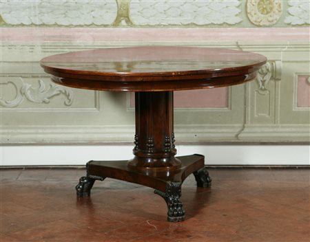MANIFATTURA FRANCESE DEL XIX SECOLO Tavolo in mogano rotondo con gamba...