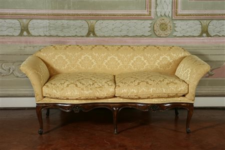 MANIFATTURA DEL XVIII SECOLO Divano a due posti in legno di noce con gambe...