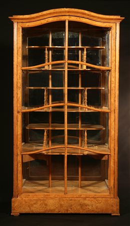 MANIFATTURA AUSTRIACA DEL XIX SECOLO Bella vetrina ad un'anta d'epoca...