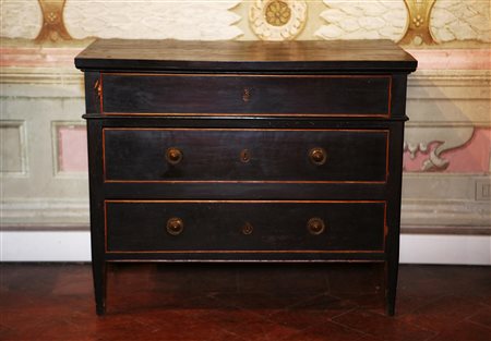 MANIFATTURA DEL XIX SECOLO Cassettone a tre cassetti del periodo dell'Impero...