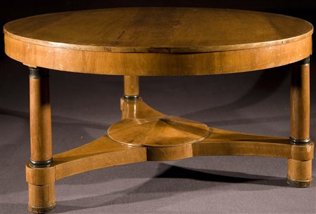 Tavolo rotondo del periodo dell'Impero. Ferro e legno. Cm 4142. a tre gambe...