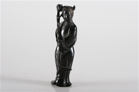 MANIFATTURA ORIENTALE DEL XIX SECOLO Figura femminile. Ossidiana. Cm 13,5.