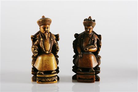 MANIFATTURA ORIENTALE DEL XIX SECOLO Coppia di sacerdoti. Legno. Cm 15,3.