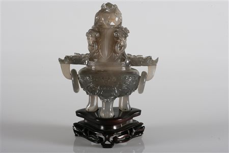 MANIFATTURA ORIENTALE DEL XIX SECOLO Bruciaprofumi. Giada. Cm 15. Rotture:...