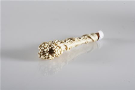 MANIFATTURA ORIENTALE DEL XIX SECOLO Oggetto in avorio scolpito. Avorio. Cm 9,5.