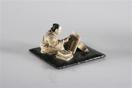MANIFATTURA GIAPPONESE DEL XIX SECOLO Studioso con libro. Avorio. Cm 4,5x6.