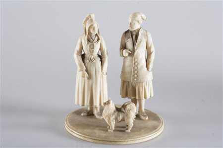 MANIFATTURA INGLESE DEL XIX SECOLO Gruppo di due personaggi con cane. Avorio....