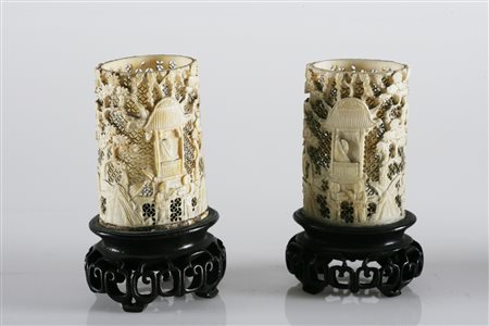 MANIFATTURA CINESE DEL XIX SECOLO Coppia di bicchieri finemente decorati a...