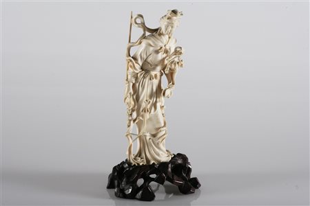 MANIFATTURA CINESE DEL XIX SECOLO Figura femminile. Avorio. Cm 18x6,5.