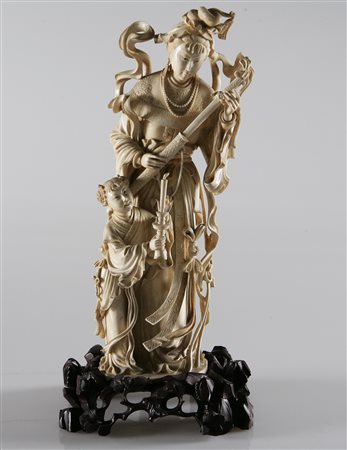 MANIFATTURA GIAPPONESE DELLA FINE DEL XIX SECOLO Figura di donna in avorio...