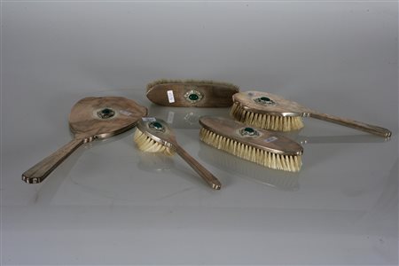 MANIFATTURA DEI PRIMI ANNI DEL XX SECOLO Nove pezzi da toilette in argento...