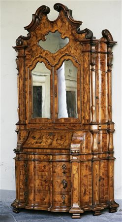 MANIFATTURA ITALIANA DEL XX SECOLO Trumeau radicato e lastronato mosso sul...