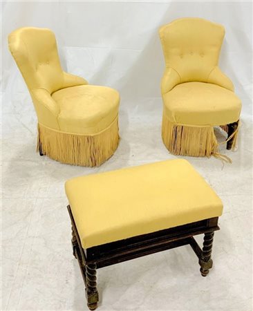 Lotto composto da una coppia di sedie da camera con gambe tornite e rivestite i