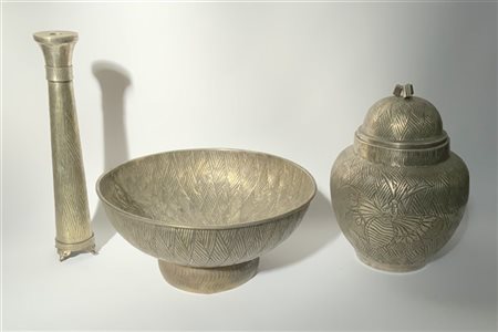 Lotto composto da un centrotavola, un candeliere e una potiche in metallo incis