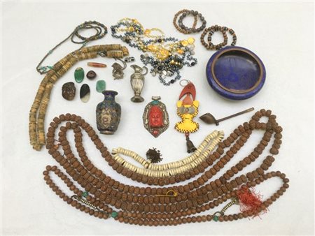 Scatola contenente numerosi oggetti di varia tipologia e materiali orientali