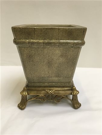 Vaso di forma quadrata in porcellana con invetriatura a pelle di squalo, base i