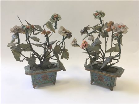 Coppia di composizioni in pietra dura e coralli con basi in smalto cloisonée (d