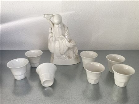 Arte orientale. Lotto composto da una sculturina raffigurante Santone e sette c