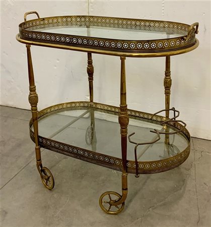 Carrello portavivande in metallo dorato con due ripiani in vetro, di cui quello