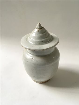 Vaso con coperchio in terracotta a invetriatura bianca. Cina, dinastia Yuan sec