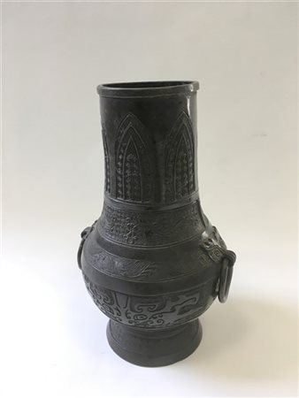 Vaso in bronzo dalla forma arcaica hu, con doppie anse ad anelli, decorato a mo