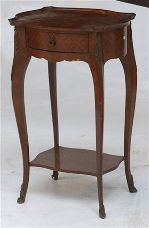 Mobiletto da centro lastronato, filettato e intarsiato a fiori, un cassetto nel