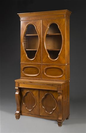 Credenza lastronata in legno di frutto, parte superiore con ante a cartelle sag