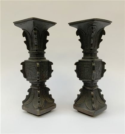 Coppia di vasi in bronzo dalla forma arcaica fan gu con decorazione incisa e a