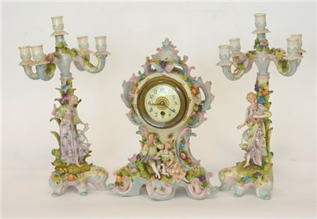 Trittico da camino in porcellana policroma composto da pendola con quadrante co