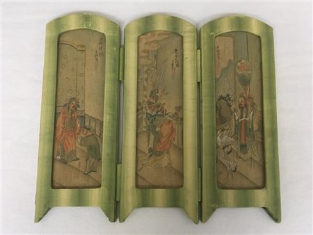 Piccolo paravento da tavolo a tre ante dipinte a colori su seta con immortali e