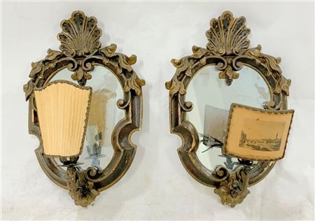 Coppia di ventole a una fiamma con cornici in legno intagliato, laccato e dorat