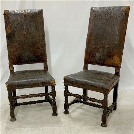 Coppia di antiche sedie con gambe a rocchetto, seduta e schienale rivestite in