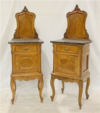 Coppia di comodini con alzata ad un cassetto e uno sportello, piani in marmo (d