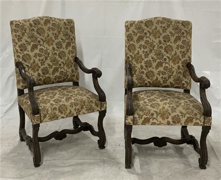 Coppia di poltrone con gambe e braccioli mossi, sedute e schienali rivestiti in