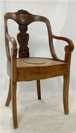 Comoda di forma mossa con schienale a giorno e cartella intagliata (difetti e m