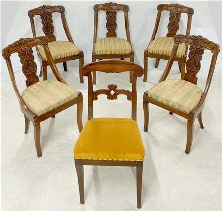 Lotto composto da cinque sedie a gondola con sedute asportabili e una sedia con