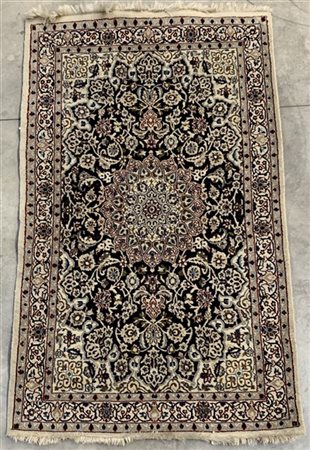 Tappeto Nain, Persia, secolo XX. Annodato in lana e seta. Decoro con medaglione