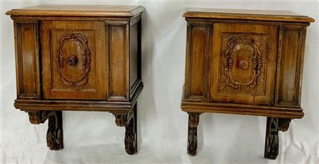 Coppia di comodini pensili in legno con sportello centrato da cartiglio, sosteg