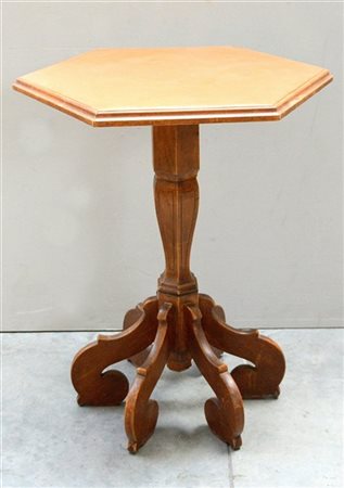 Tavolino di forma esagonale con piano rivestito in finta pelle poggiante su gam